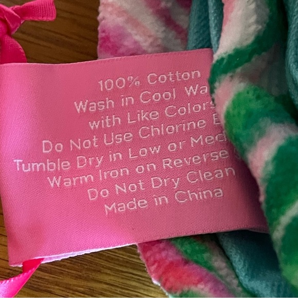 Lilly Pulitzer Beach Towel, Beach Day Pouch, and Champagne Flute Bundle - Picture 6 of 14